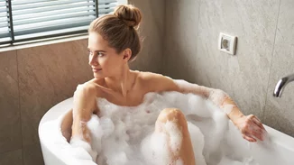 7 αφρόλουτρα με άρωμα πούδρας που θα σε κάνουν να μη θέλεις να βγεις από το μπάνιο