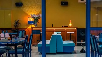 Το 'Apoteka' είναι ένα διαφορετικό μπαρ, βγαλμένο από τα 80s