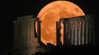 Πανσέληνος Ιουνίου | Μαγικές εικόνες από το "Φεγγάρι της Φράουλας" - Ο σπάνιος συγχρονισμός με το θερινό ηλιοστάσιο