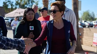 Ο Τrump διόρισε επικεφαλής του Voice of America την πρώην παρουσιάστρια Kari Lake