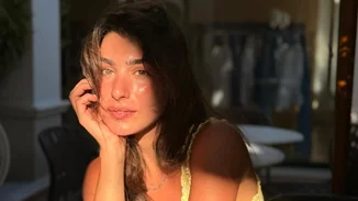 Η Χρύσα Μιχαλοπούλου με girly crop top | Το γλυκό δώρο από τον γιο της, Κίμωνα