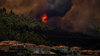 "Εκρηξη" φωτιάς έφερε μεγάλη αναζωπύρωση στην Πάρνηθα | Μεγάλη ανησυχία για τους Θρακομακεδόνες