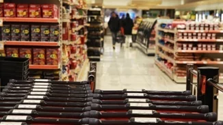 ΙΕΛΚΑ: Μειωμένες κατά 3% φέτος οι τιμές του καλαθιού των Χριστουγέννων στις μεγάλες αλυσίδες σούπερ μάρκετ σε σχέση με το 2023