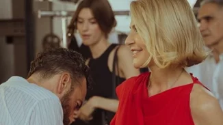 Η Τζένη Μπαλατσινού σε ξυλουργείο στην Πάτμο