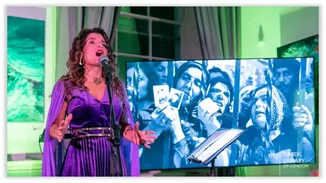 Συγκίνησε η Μπέττυ Χαρλαύτη στο Λονδίνο τραγουδώντας για την Κύπρο