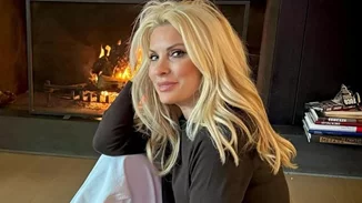 Η Ελένη Μενεγάκη μπροστά στο τεράστιο τζάκι της | Το νέο πλάνο από το εσωτερικό του σπιτιού της