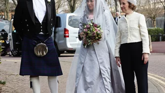 Ο ιδρυτής των WikiLeaks παντρεύτηκε τη δικηγόρο του σε φυλακή της Αγγλίας