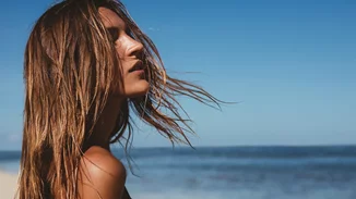 Πες μας πού θα πας διακοπές να σου πούμε τι άρωμα θα πάρεις μαζί σου