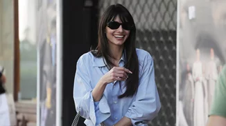 Η Ηλιάνα Παπαγεωργίου φόρεσε το τζιν παντελόνι που δεν φεύγει ποτέ από τις τάσεις της μόδας