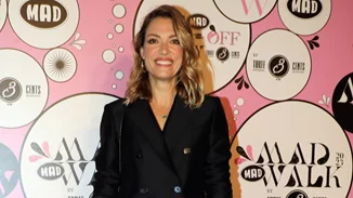 Η Βίκυ Καγιά προτείνει το ultra chic, γιορτινό χτένισμα για κοντά μαλλιά που μπορείς να κάνεις και μόνη σου