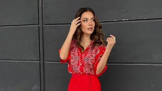 Η Βάσω Λασκαράκη με το κόκκινο ψηλόμεσο παντελόνι που χρειάζεσαι για την άνοιξη