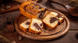 Πανεύκολο αφράτο κέικ χωρίς μίξερ | Η συνταγή του Άκη Πετρετζίκη που πρέπει να δοκιμάσεις