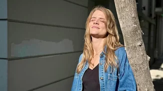 Η κόρη της Δανάης Μιχαλάκη έχει τα ομορφότερα μπουκλάκια | Το γλυκό στιγμιότυπο με τη μαμά της στον καναπέ του σπιτιού τους