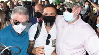 Ο Τριαντάφυλλος επέστρεψε στην Ελλάδα - Πλήθος κόσμου στο "Ελευθέριος Βενιζέλος" για τον star του Survivor