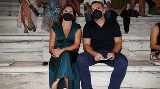 Μπέτυ Μπαζιάνα | Στο Ηρώδειο με φόρεμα στην πιο hot απόχρωση του φθινοπώρου