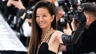 Το μυστικό της νεότητας της Βέρα Γουάνγκ | Η φωτογραφία στα 70 της με λευκό μαγιό