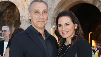 Όλγα Κεφαλογιάννη | Με μαύρη δημιουργία και φλοράλ σκουλαρίκια στο Ηρώδειο