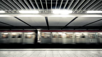 Μετρό Θεσσαλονίκης | "Σύγχρονο, ασφαλές", αλλά οι επιβάτες περπατάνε μέσα στις σήραγγες λίγες ημέρες μετά τα εγκαίνια