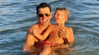 Ο Σάκης Ρουβάς περνά τις διακοπες του σε γιοτ | Οι βουτιές στη θάλασσα με τα παιδιά του