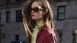 Το μπορντό τζάκετ από τη Zara που ταιριάζει με κάθε φθινοπωρινό outfit