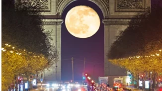 Μήνες προγραμματισμού για μια φωτογραφία πανσελήνου μέσα στην Αψίδα του Θριάμβου