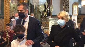 Κώστας Μπακογιάννης & Σία Κοσιώνη | Στoν Επιτάφιο με τα παιδιά τους (pic)