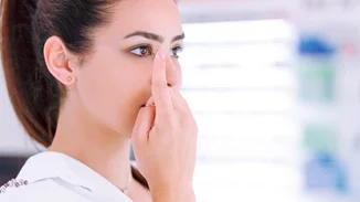 Πες μου πόσες ώρες είσαι μπροστά στον υπολογιστή να σου πω ποιους φακούς επαφής πρέπει να φοράς