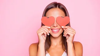 Galentine's Day | Βρήκαμε τα καλύτερα δώρα που μπορείς να κάνεις φέτος στις φίλες σου