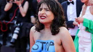 Φεστιβάλ Καννών |  Γυμνή διαδηλώτρια προκάλεσε αναστάτωση στο κόκκινο χαλί