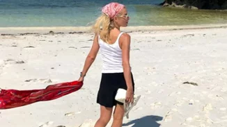 Κόντρα στις δυσκολίες της εποχής | H Ελένη Μενεγάκη ποζάρει σε εξωτική παραλία (throwback thursday pic)