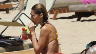 Στιγμές γαλήνης για την Τζένη Μπαλατσινού στην παραλία