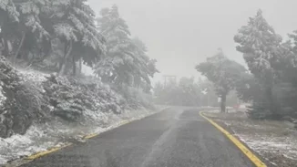 Ξεκίνησε η επέλαση του χιονιά | Τσουχτερό κρύο και χιόνια στην Αττική, το έστρωσε στην Ιπποκράτειο Πολιτεία