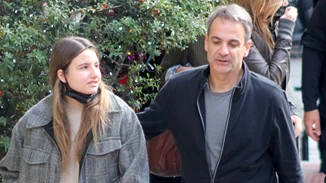 Δάφνη Μητσοτάκη | Το casual look της 18χρονης σε βόλτα στο Κολωνάκι με τους γονείς της