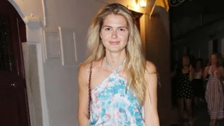 Η Αμαλία Κωστοπούλου με τον πατέρα της σε παραλία της Μυκόνου | Το σέξι μπικίνι και το παρεό που λατρέψαμε