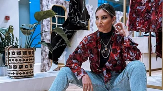 Αθηνά Οικονομάκου | Ο ανατρεπτικός συνδυασμός της με pied de poule σύνολο, lace πουκάμισο και καλσόν με σχέδια