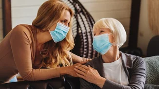 Εμβολιασμένοι και μη εμβολιασμένοι στο ίδιο σπίτι: Πόσο κινδυνεύουμε;