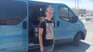 Η 28χρονη Βαρβάρα από την Κρήτη που θέλει να κάνει το γύρο της Ευρώπης με το βαν της