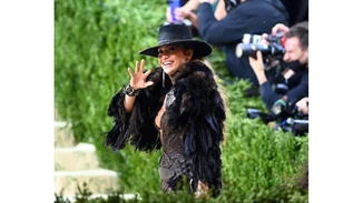 Αυτό το φιλί! Η Jennifer Lopez και ο Ben Affleck έδειξαν στο Met Gala τι σημαίνει να είσαι ερωτευμένος στα χρόνια του κορονοϊού