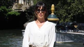 Έχεις βαρεθεί το λευκό πουκάμισο; Αυτός είναι ο πιο πρωτότυπος τρόπος για να το φορέσεις