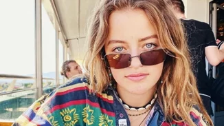 Γαία Μερκούρη: Η (γεμάτη χρώμα) εμφάνισή της στη Βουλιαγμένη