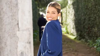 Κόκκινα παπούτσια με κόκκινο καλσόν | Η Βάσια Κωσταρά υιοθέτησε την πιο ιδιαίτερη τάση της σεζόν