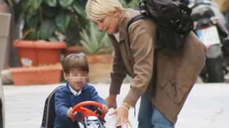 Σία Κοσιώνη | Με casual look και χωρίς μακιγιάζ σε βόλτα με τον τετράχρονο γιο της, Δήμο