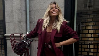 5 chic τρόποι για να φορέσεις το μπορντό σύμφωνα με τη Βάσια Κωσταρά