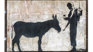 O Banksy ανακηρύχθηκε επίτιμος καθηγητής Πανεπιστημίου της Αγγλίας