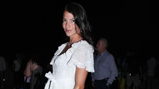 H Δήμητρα Κούστα με mini crochet φόρεμα και τα σανδάλια που έχεις σίγουρα στη συλλογή σου