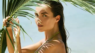 Έβαψες τα μαλλιά σου πριν τις διακοπές; Έτσι θα διατηρήσεις το χρώμα ζωντανό και λαμπερό