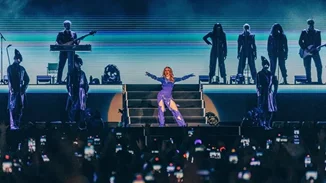 Η Kylie Minogue στην Πλατεία Νερού | Ποπ φαντασμαγορία και αγνή διασκέδαση