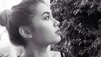 Γλυκά Νερά: Γεμάτη θυμό και πολλά "γιατί" η μητέρα της Καρολάιν - Δεν υποπτευόταν τον πιλότο που την αγκάλιαζε