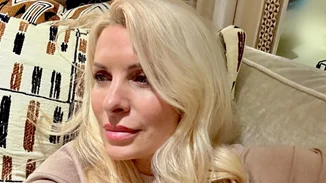 Η Ελένη Μενεγάκη στο σαλόνι του σπιτιού της | Διαβάζει το αγαπημένο της βιβλίο