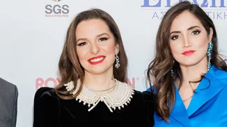 Εριέττα Κούρκουλου Λάτση | Η Old Hollywood εμφάνιση με βελούδινη ολόσωμη φόρμα σε φιλανθρωπική εκδήλωση